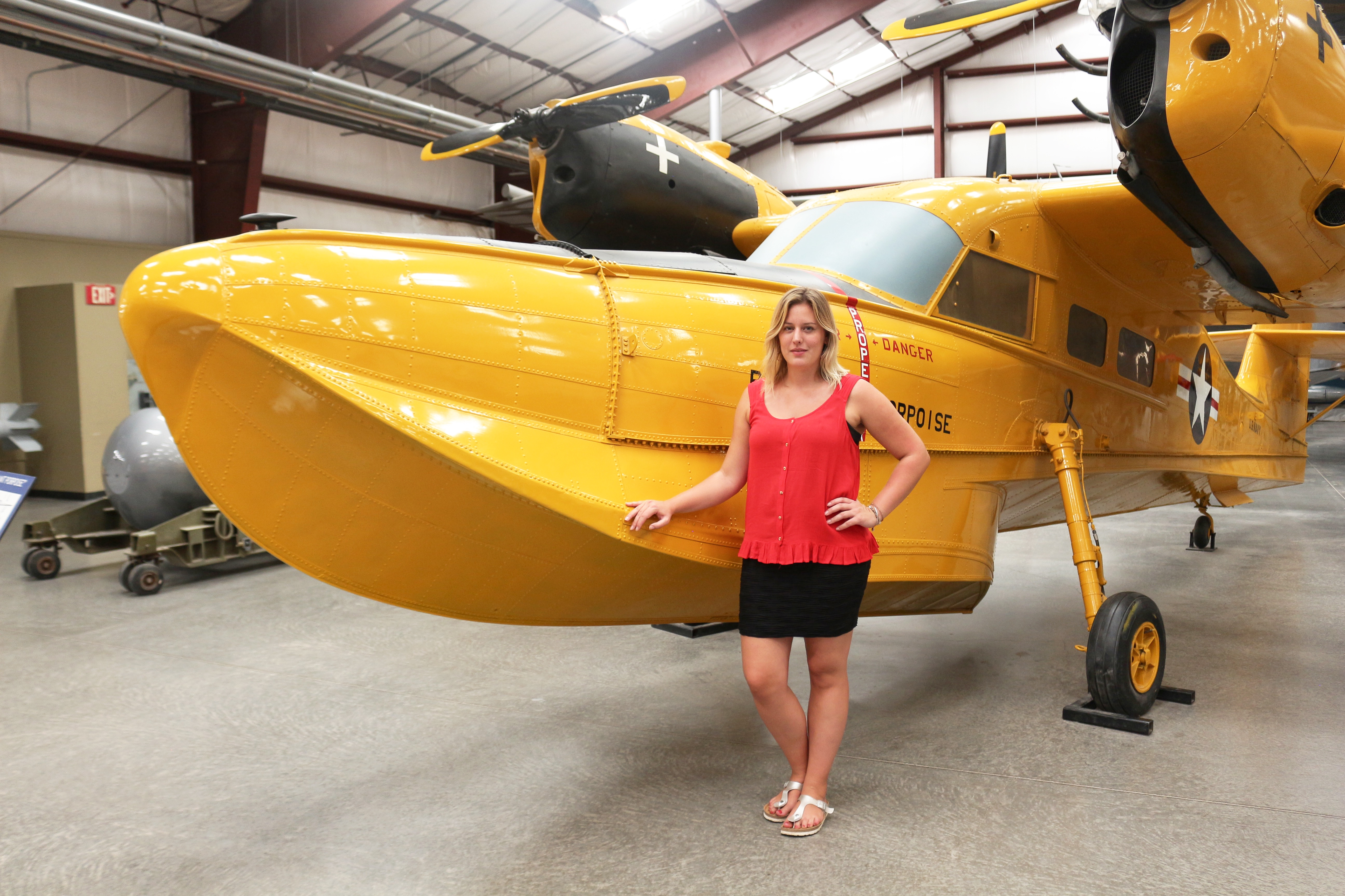 Die CANUSA Mitarbeiterin Michelle Lentfer im Pima Air and Space Museum