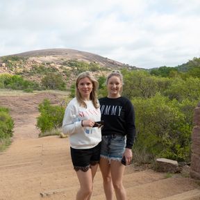 CANUSA Mitarbeiterinnen Alina Konrad und Judith Lanquillon beim Ausflug zum Enchanted Rock in Texas