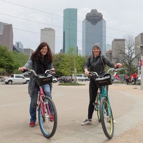 CANUSA Mitarbeiterinnen Ann-Christin Rabe und Anna Heinrich erkunden Houston mit dem Rad