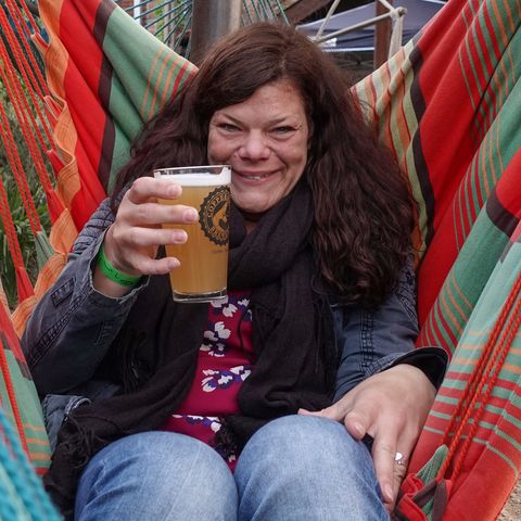 CANUSA Mitarbeiterin Ann-Christin Rabe genieÃŸt die HÃ¤ngematte im Axelrad Beer Garden