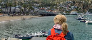 allgemein/storytelling/19-anngret-rossol-madlen-madaus-santa-catalina-island/auf-dem-pier-in-avalon-02.cr3690x1617-0x694