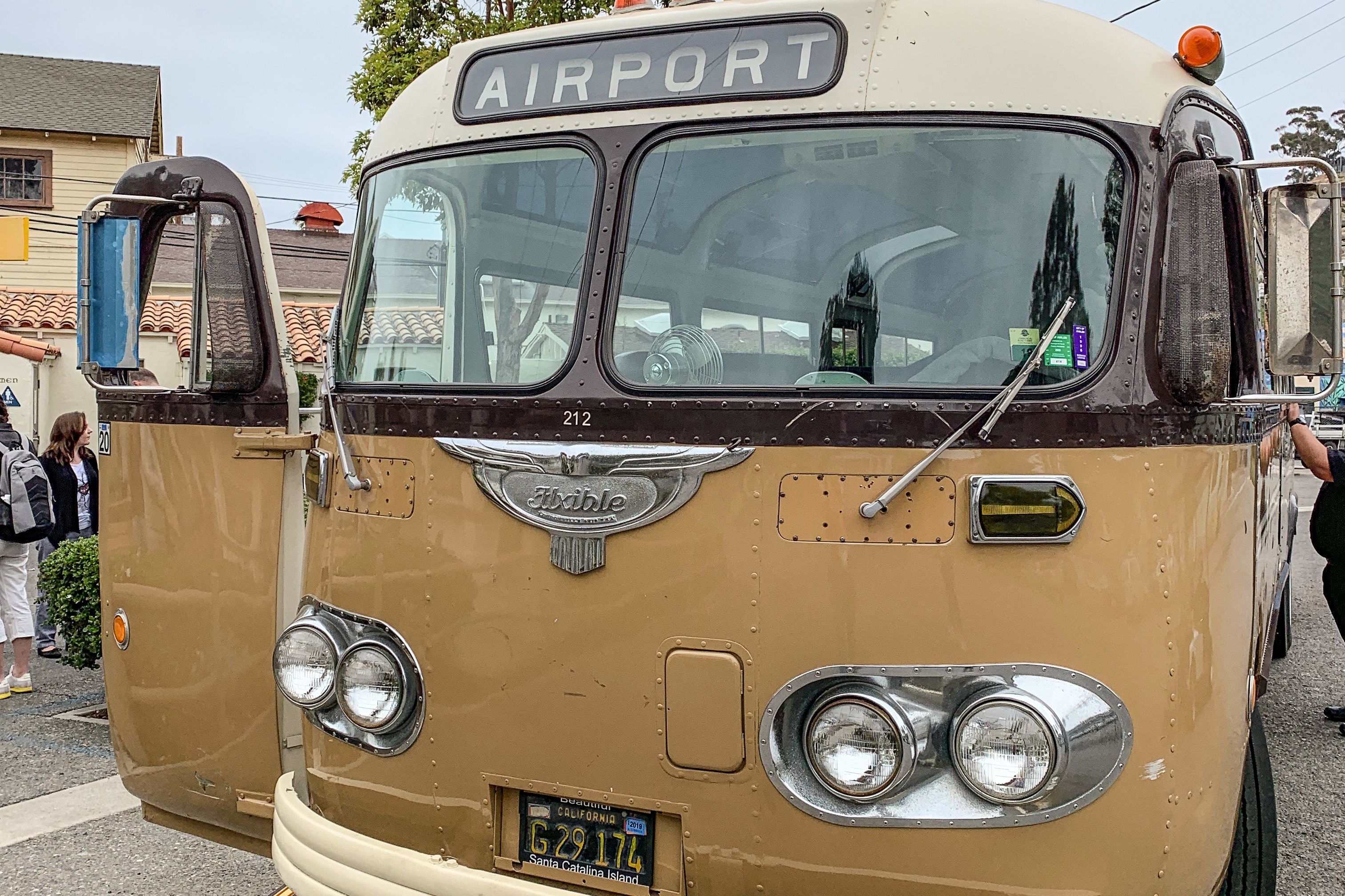 Ein Oldtimerbus der Skyline Drive Tour auf Santa Catalina Island