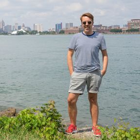 CANUSA-Mitarbeiter Christian Pinnekamp vor dem Detroit River mit der Skyline im Hintergrund