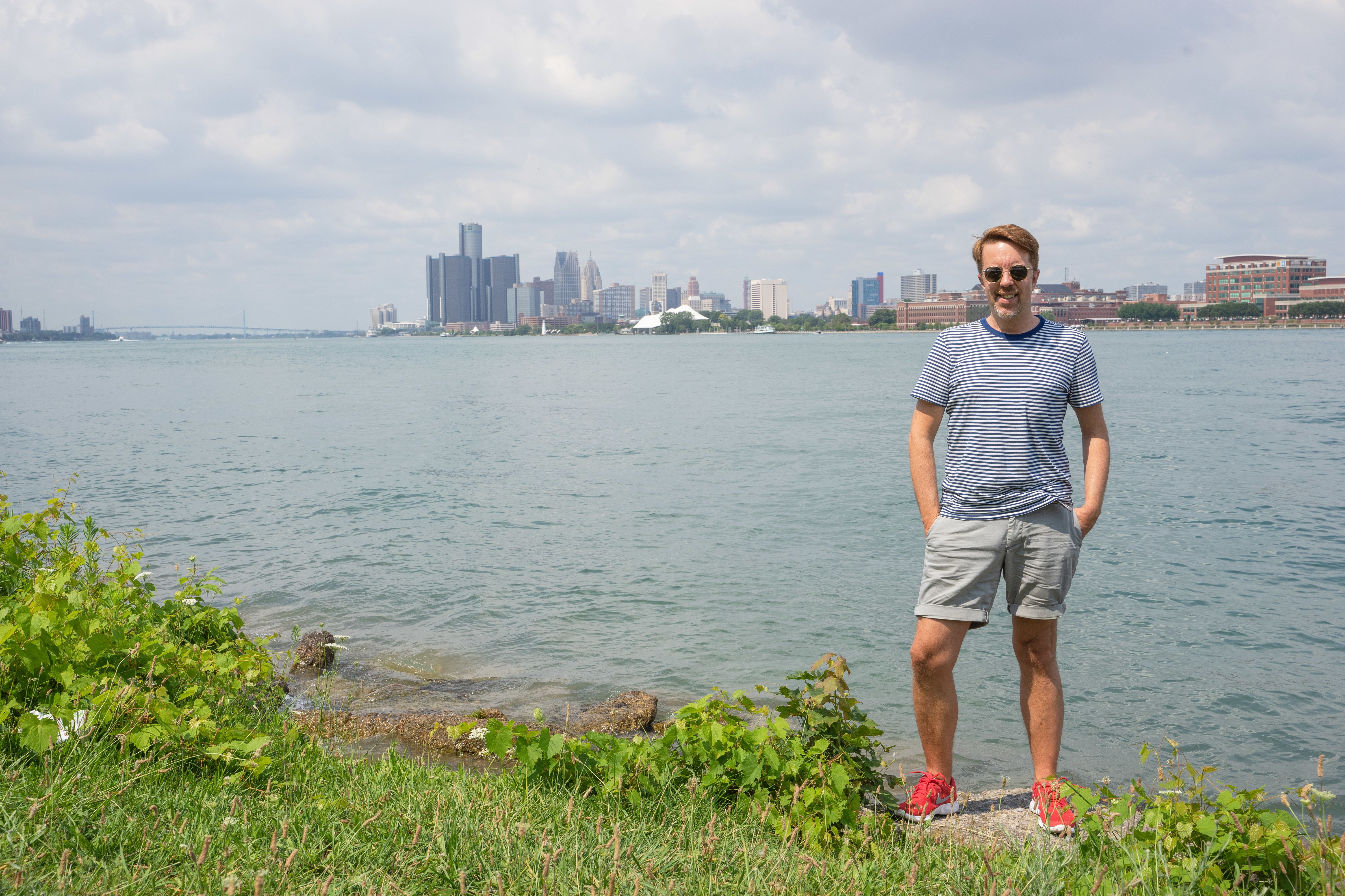 CANUSA-Mitarbeiter Christian Pinnekamp vor dem Detroit River mit der Skyline im Hintergrund