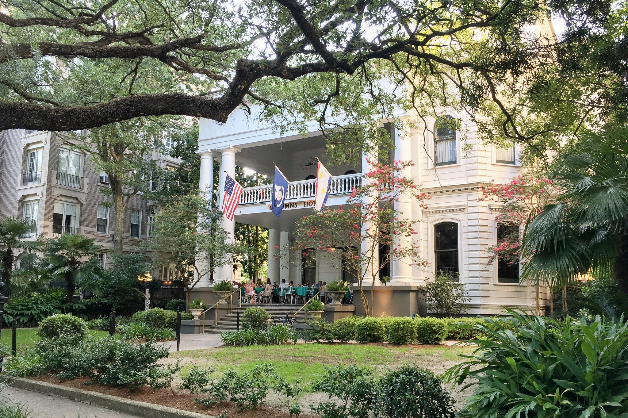 AuÃŸenaufnahme vom The Columns Hotel in New Orleans