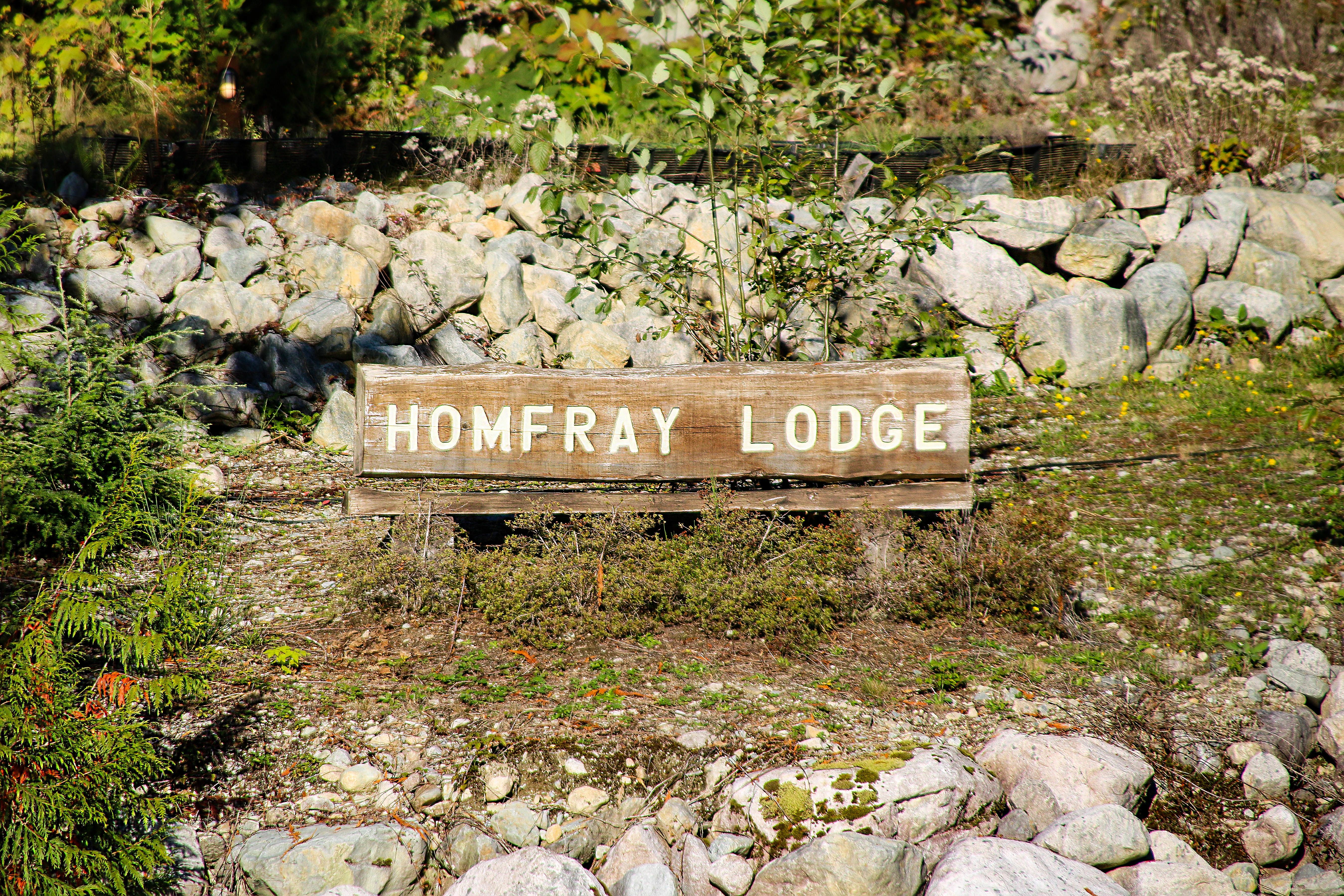 Das Schild der Homfrey Lodge in der kleinen Stadt Powell River in British Columbia