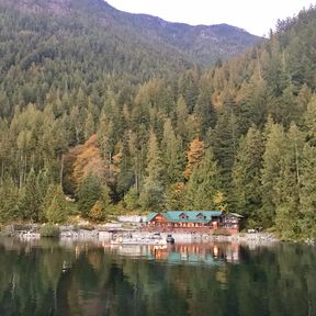 Der Blick Ã¼ber den Desolation Sound auf die Homfray Lodge in Powell River, British Columbia