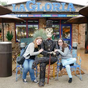 CANUSA Mitarbeiterinnen Tanja Falzone und Katharina Ahrens vor dem mexikanischen Restaurant La Gloria in San Antonio