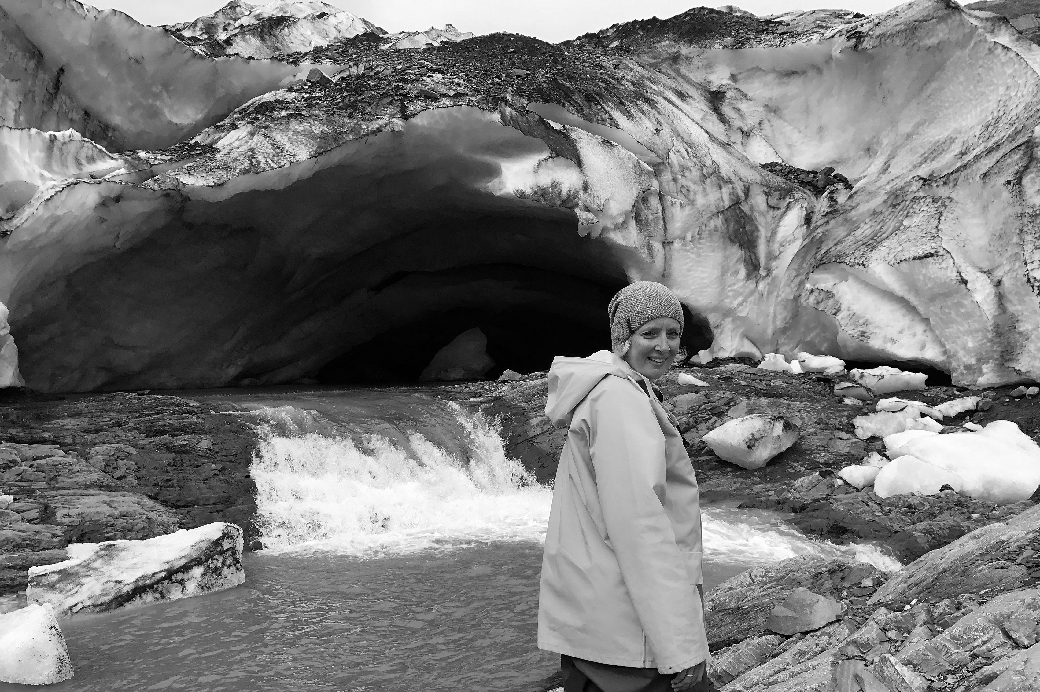 CANUSA Mitarbeiterin Anngret Rossol vor einem Gletscher in Alaska