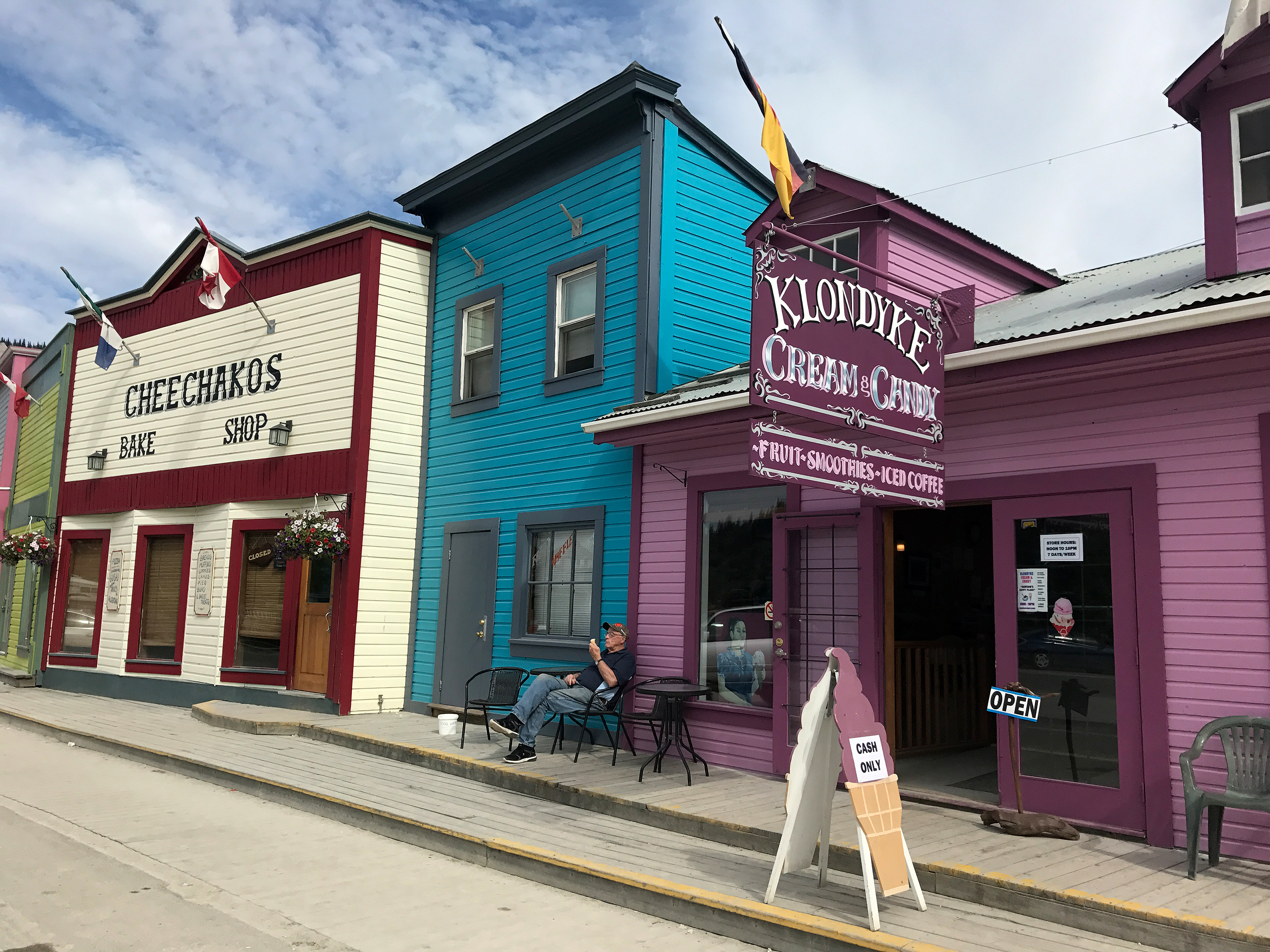 Blick auf die Bäckerei Cheechakos in Dawson City, Yukon