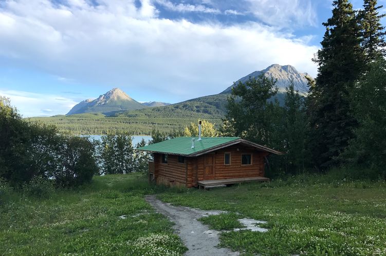 Eine kleine Holzhütte in Atlin, Britisch Kolumbien