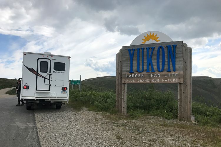 Kurzer Stop mit dem Wohnmobil am Yukon-Schild