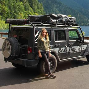 CANUSA Mitarbeiterin Daniela Steenken vor ihrem Jeep am Lake Crescent im Olympic Nationalpark, Washington