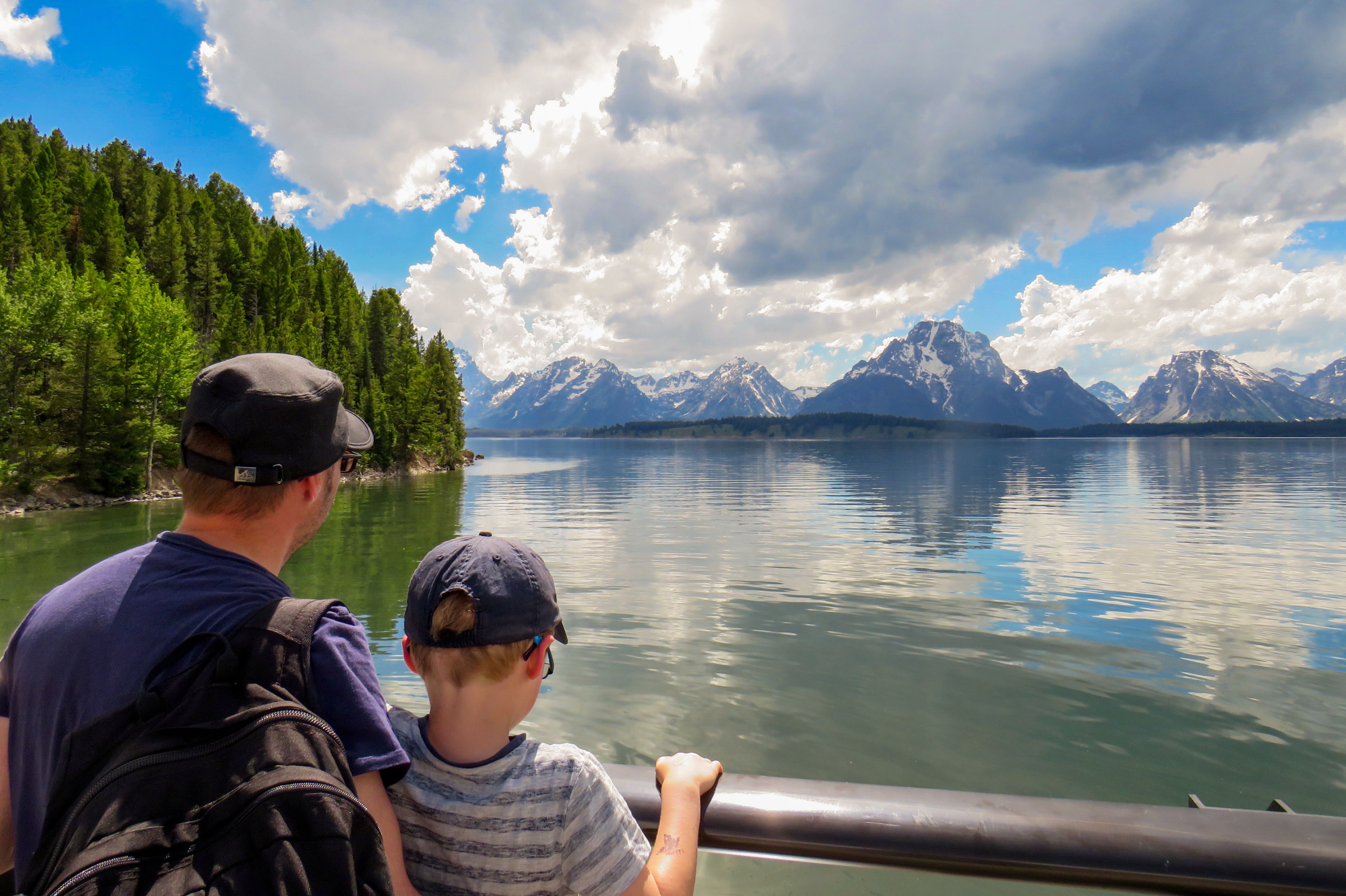 CANUSA Mitaarbeiter Torben Kaufmann und sein Sohn genießen die Aussicht auf die Gipfel des Grand Teton Nationalpark, Wyoming