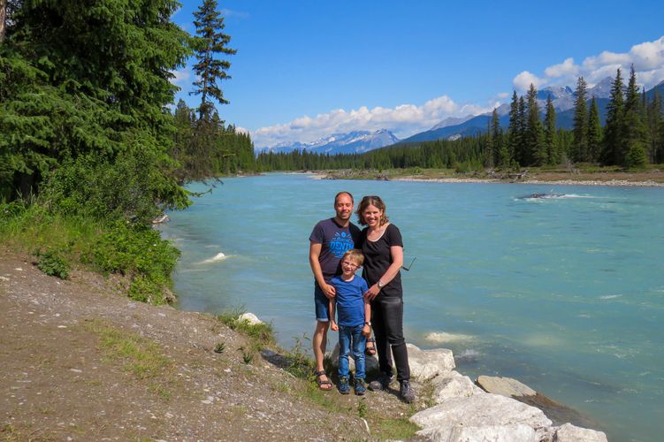 CANUSA Mitarbeiter Torben Kaufmann mit seiner Familie vor dem Kootenay River im Kootenay Nationalpark, British Columbia