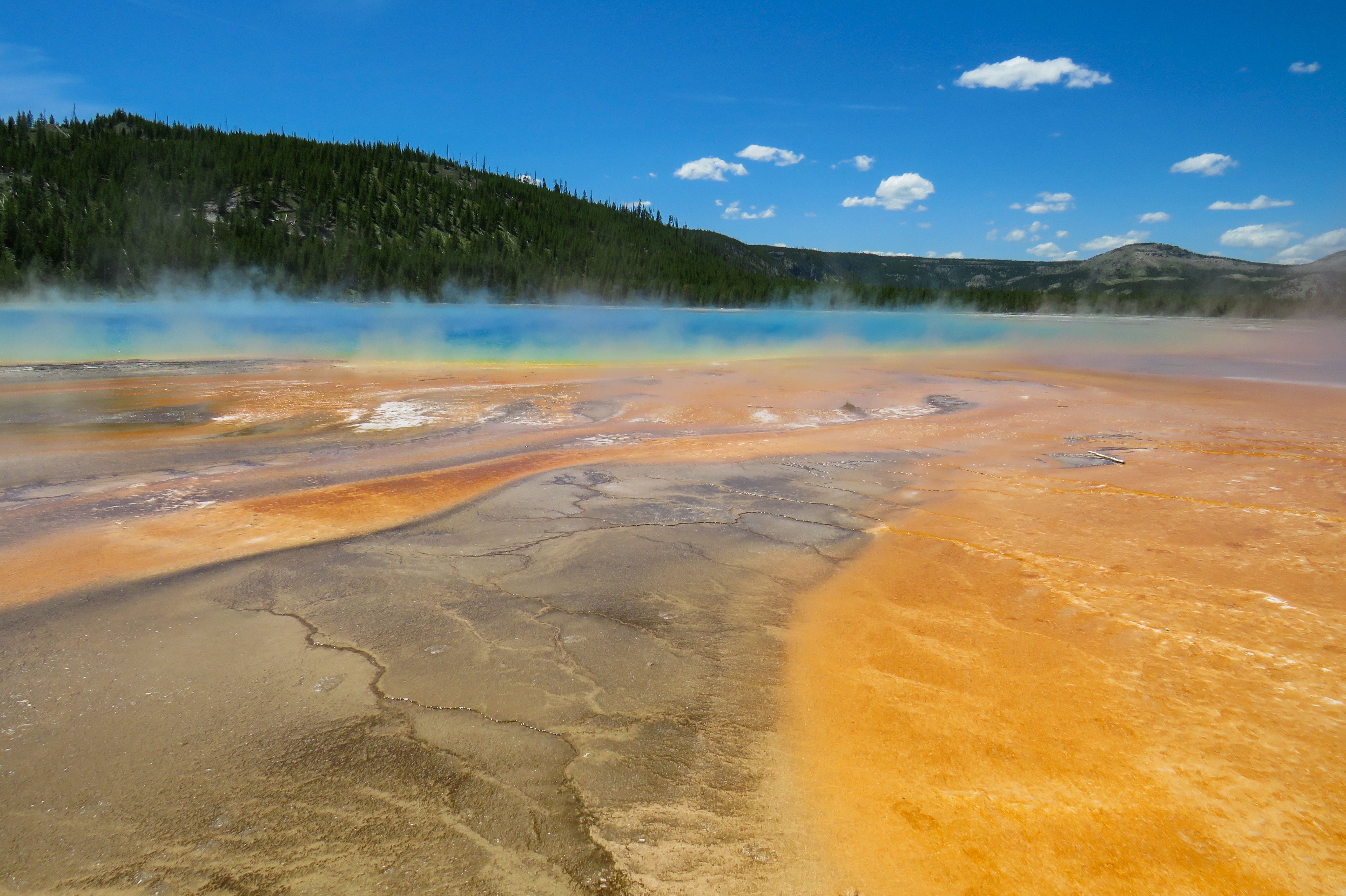 Am Rand des Grand Prismatic Pool im Yellowstone Nationalpark, Wyoming