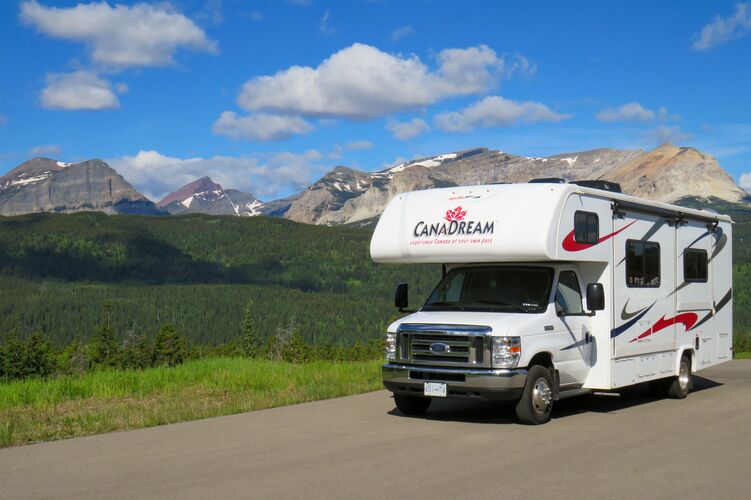 Ein Wohnmobil von CanaDream auf dem Weg vom Waterton Lakes Nationalpark, Alberta zum Glacier Nationalpark, Wyoming