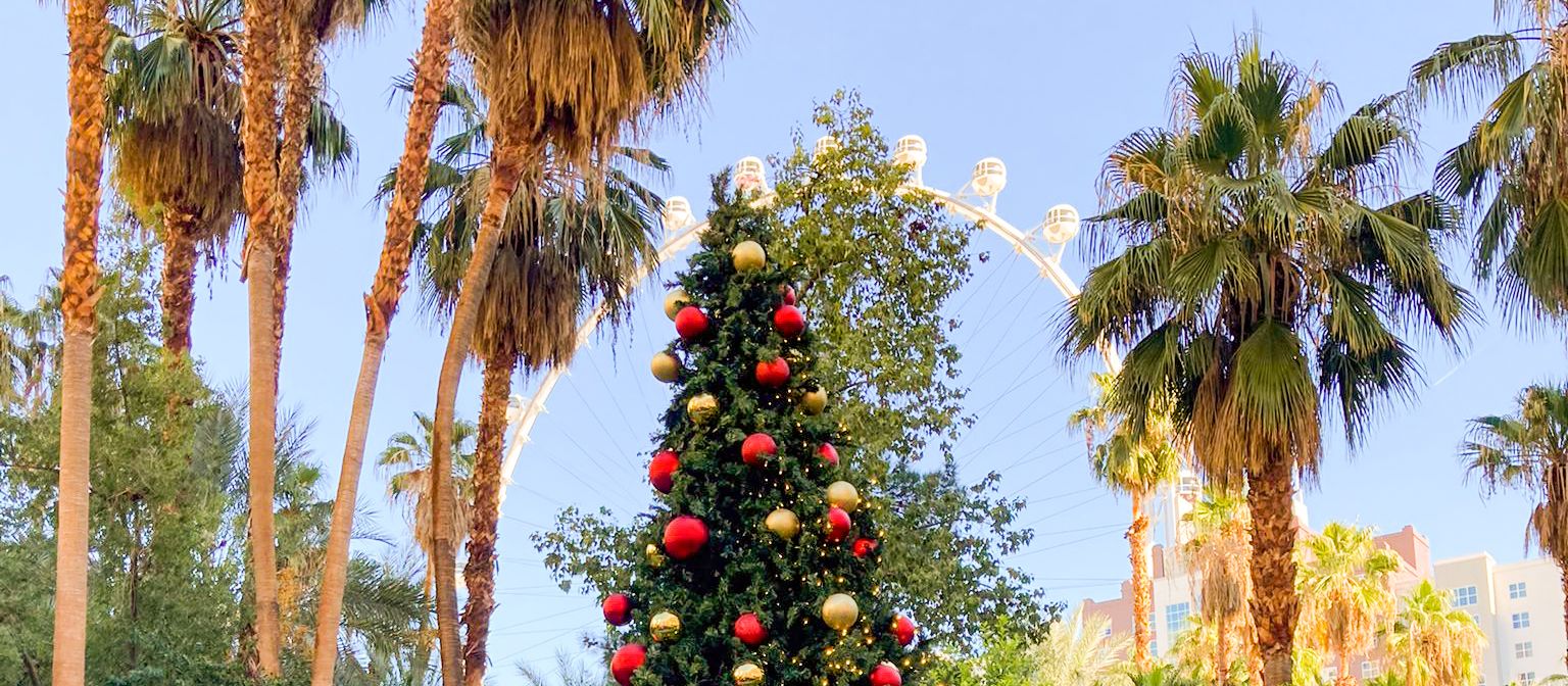 Ein Weihnachtsbaum im Garten des Hotels Flamingo in Las Vegas