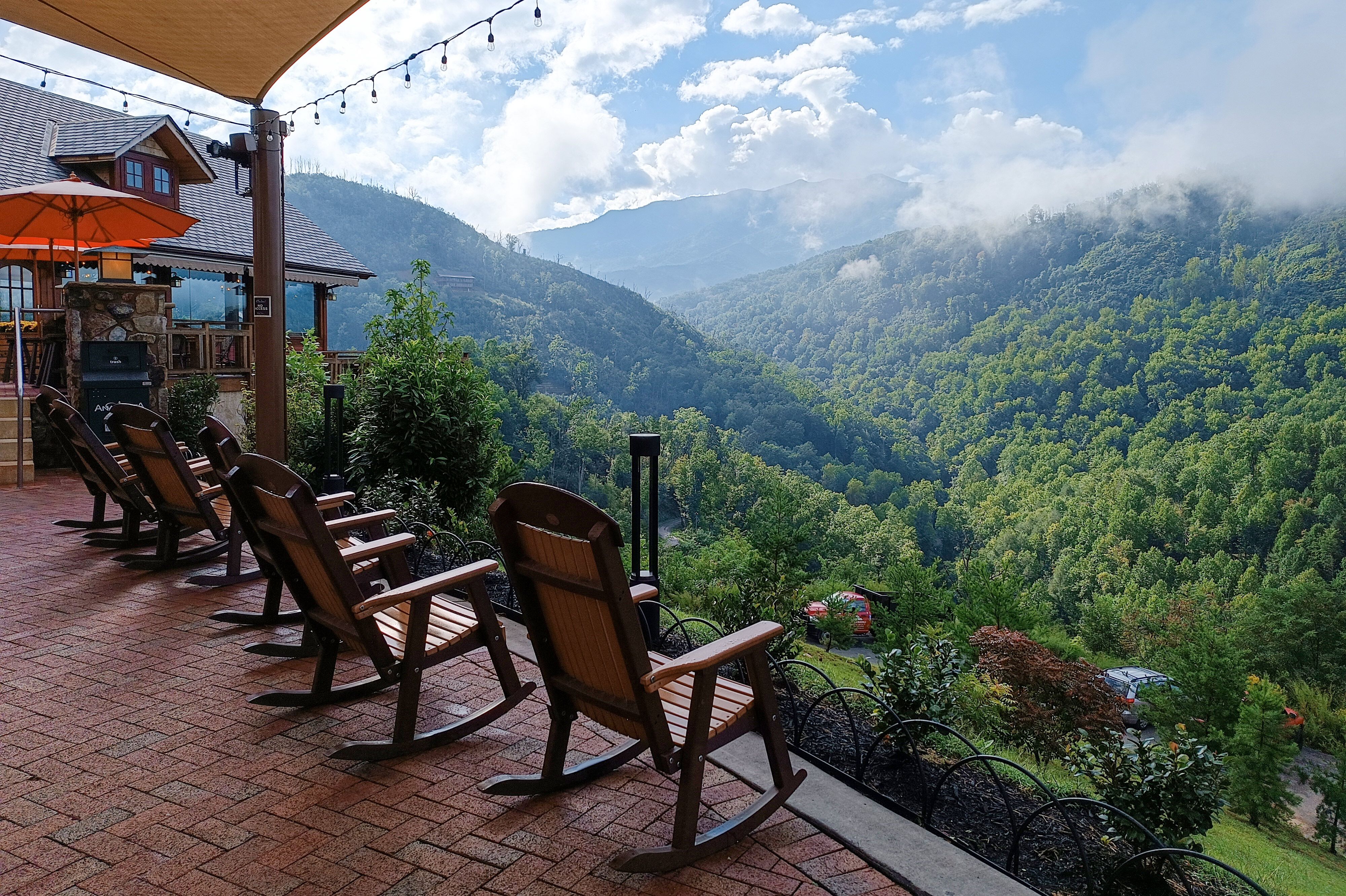 Schaukelstühle mit Blick auf die Great Smoky Mountains