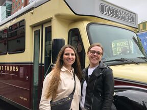 Jana und Inga vor dem Backbeat-Tours Bus