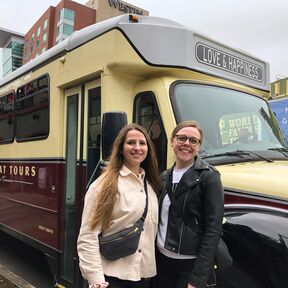 Jana und Inga vor dem Backbeat-Tours Bus