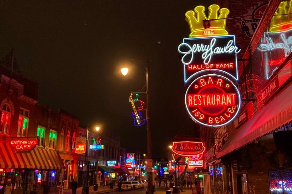 Memphis' bekannte Beale Street bei Nacht