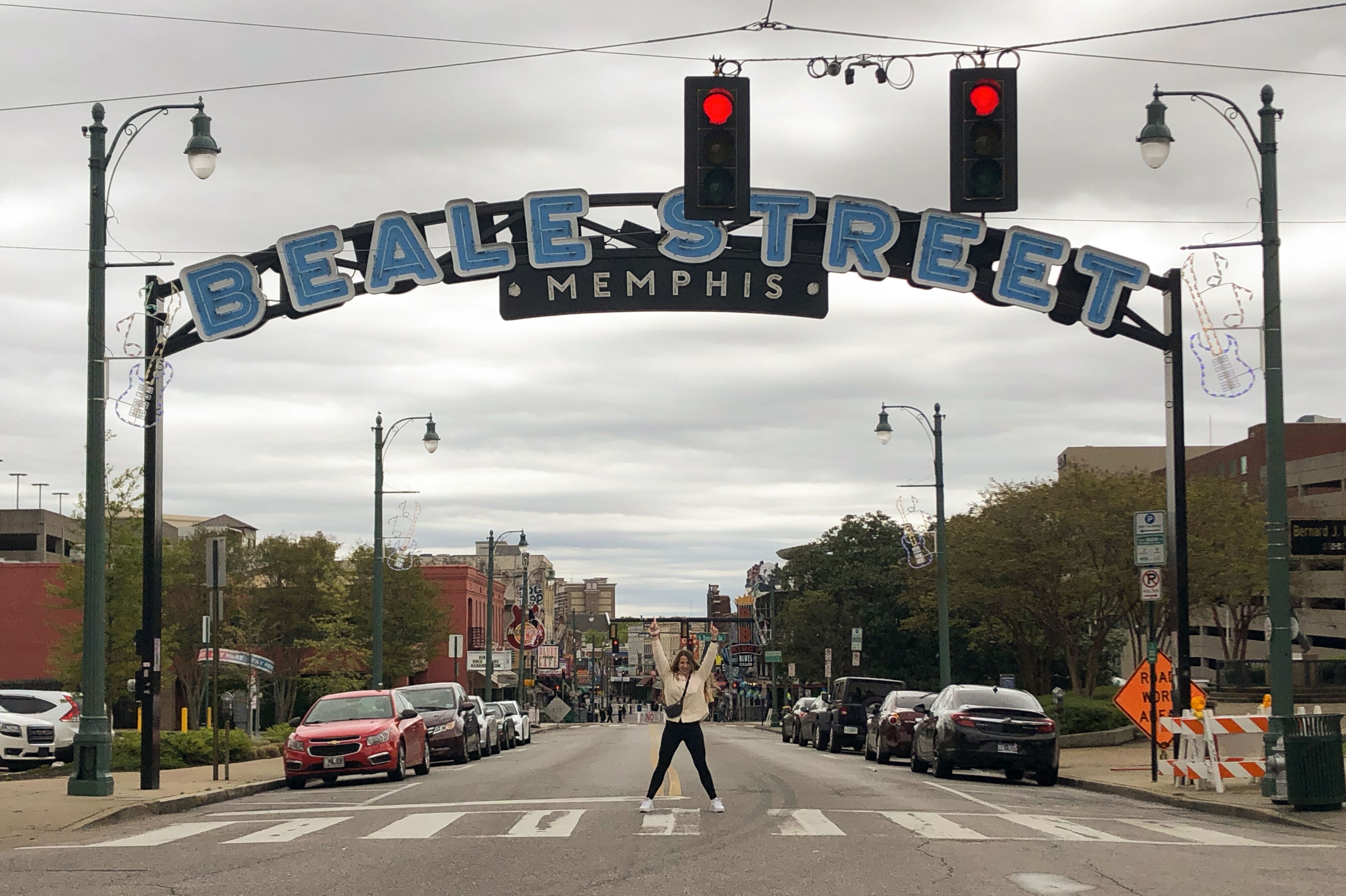 Jana unter dem Eingangsschild zur Beale Street in Memphis