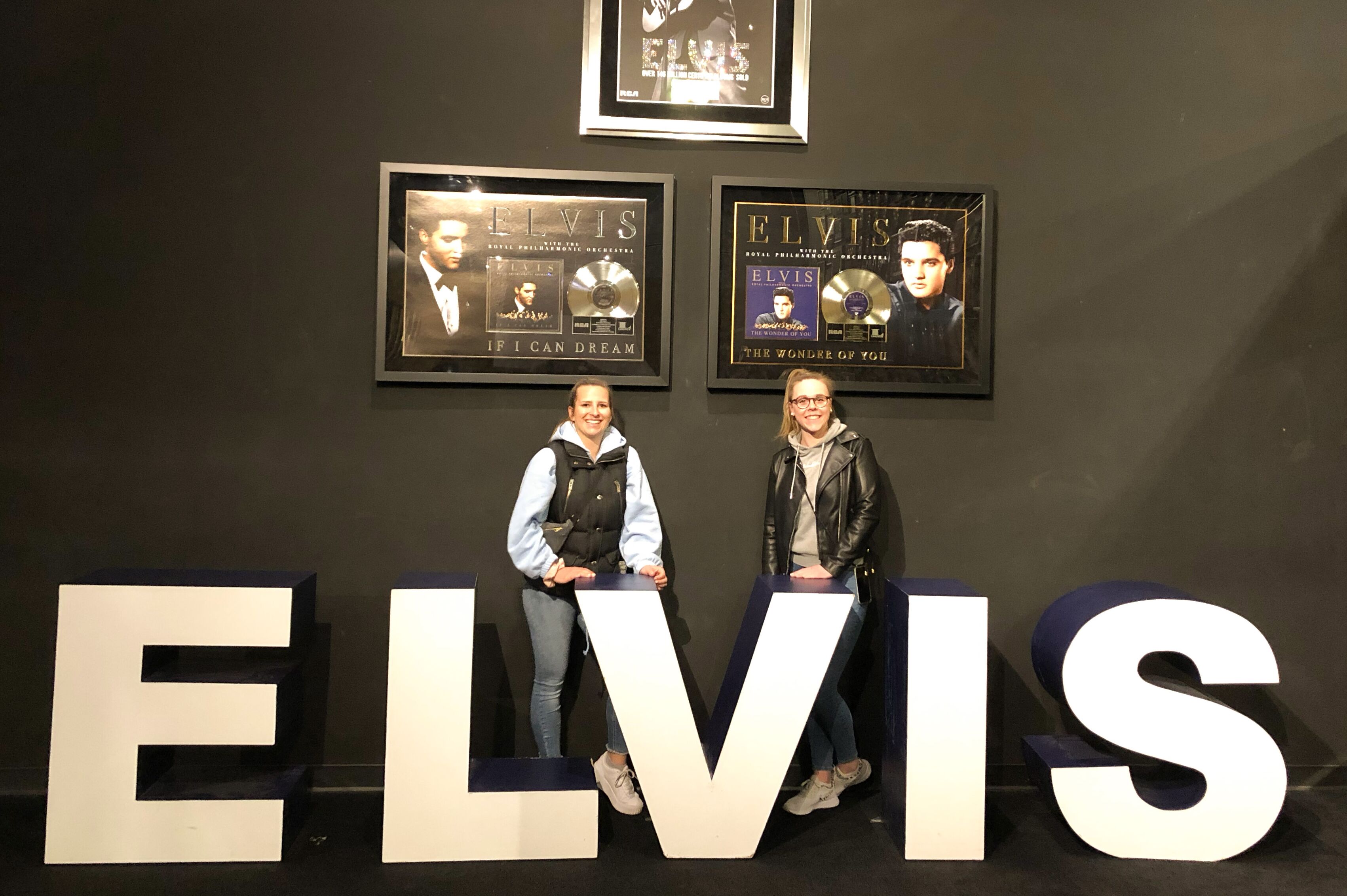 Jana und Inga im Graceland "The home of Elvis Presley"