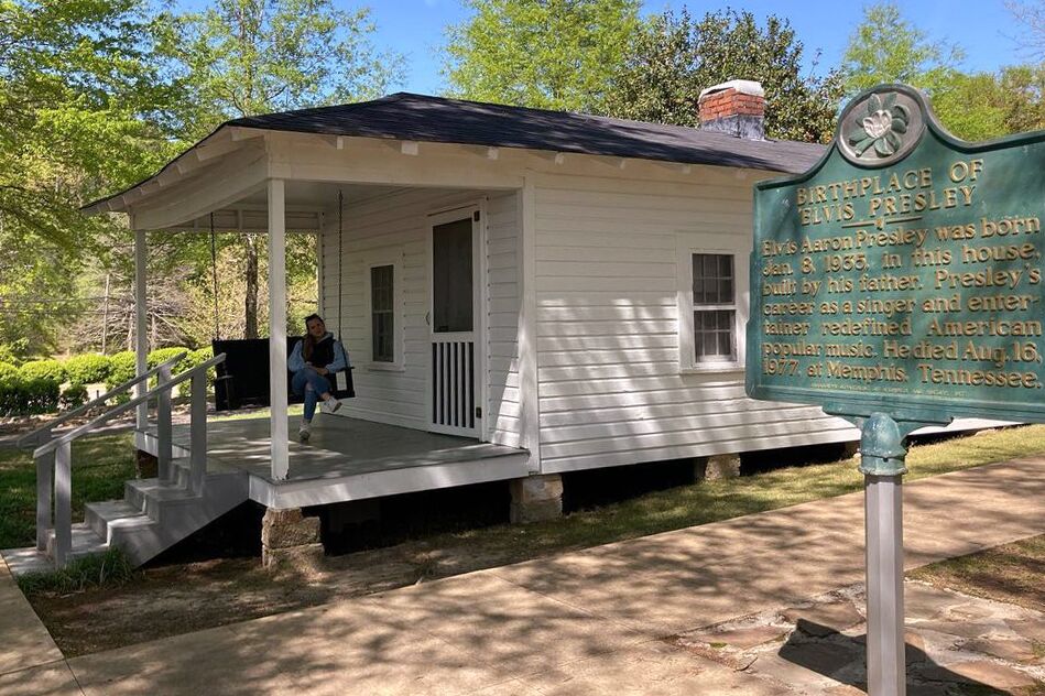 Jana vor dem Haus, in welchem Elvis Presley 1935 geboren wurde