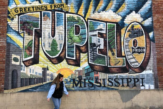 Jana vor einem Mural in Tupelo, Mississippi Jana vor einem Mural in Tupelo, Mississippi