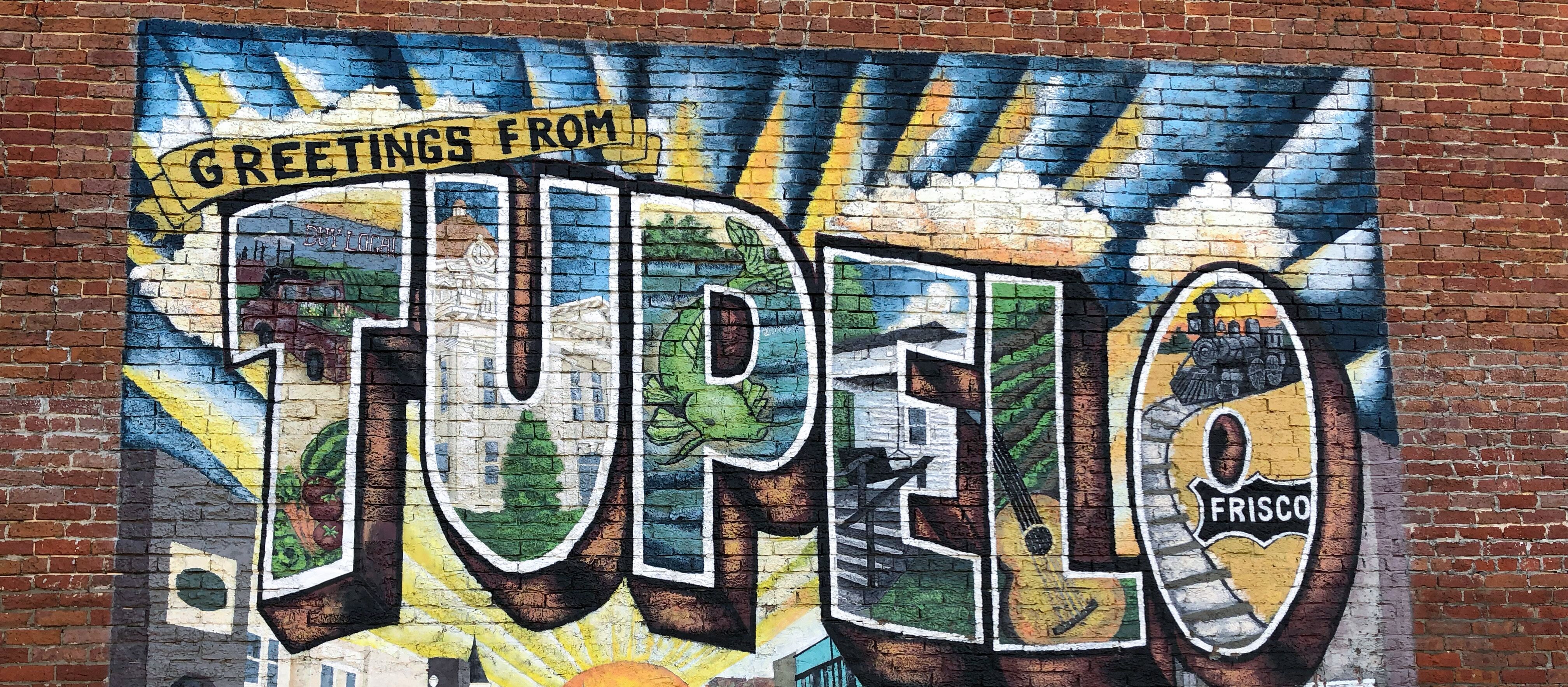 Jana vor einem Mural in Tupelo, Mississippi