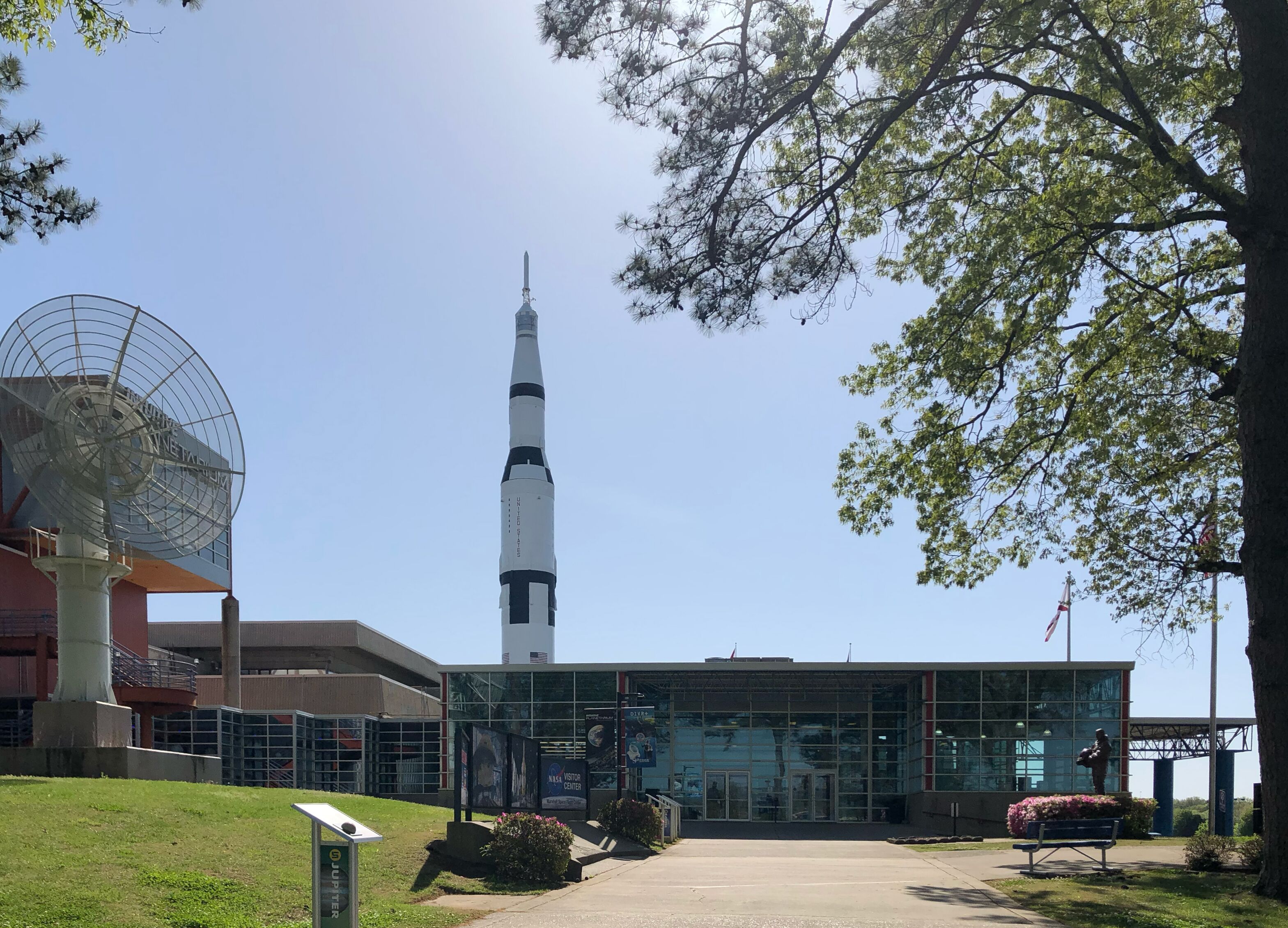 Der Blick auf das Visitor Center des US Space Rocket Center in Huntsville, Alabama