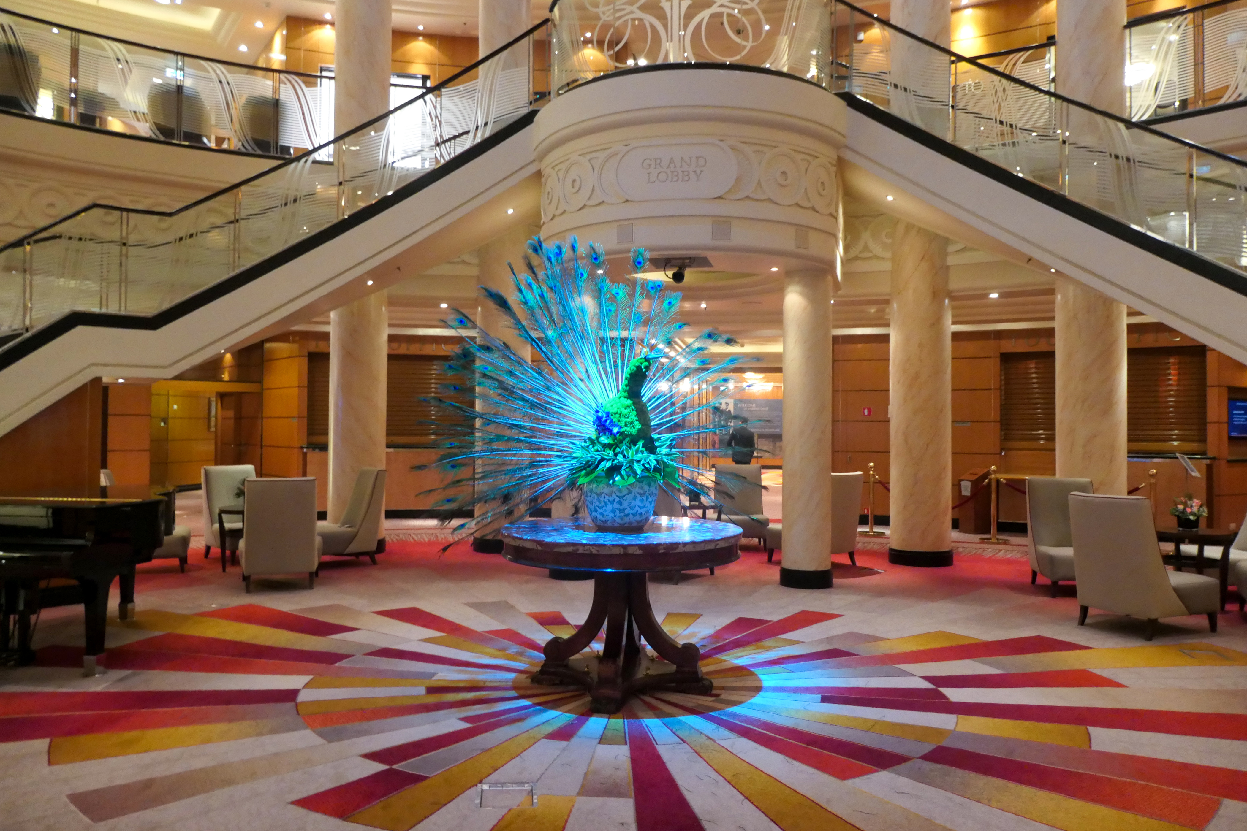 Die Grand Lobby des Kreuzfahrtschiffes Queen Mary 2