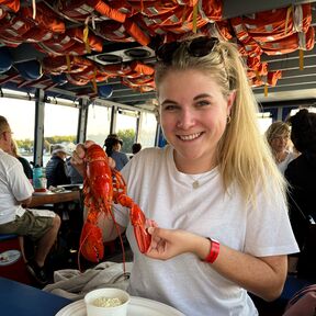 Katharina Lenhard probiert den Lobster von Shediac