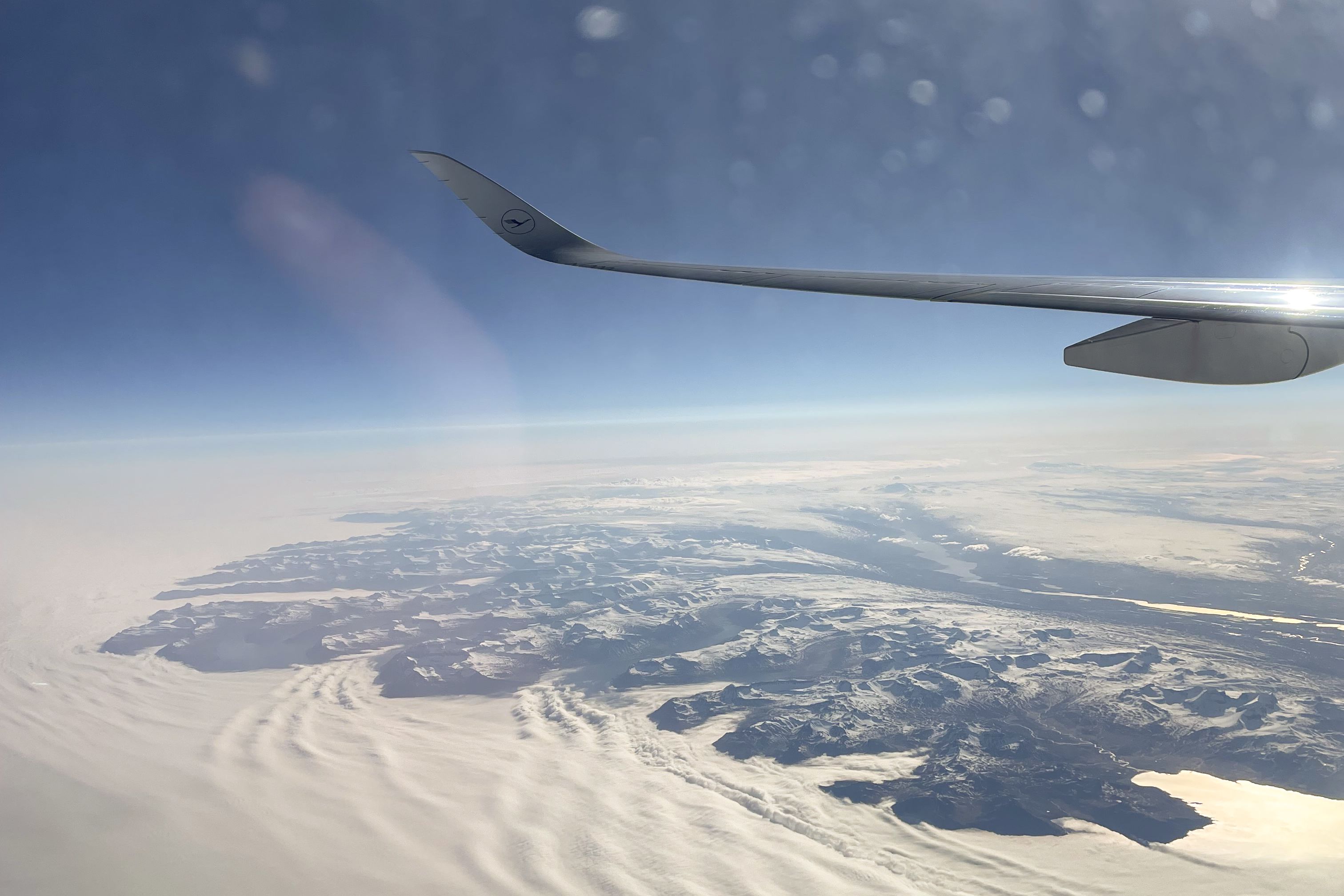 Romantischer Ausblick aus dem Flugzeug über Island