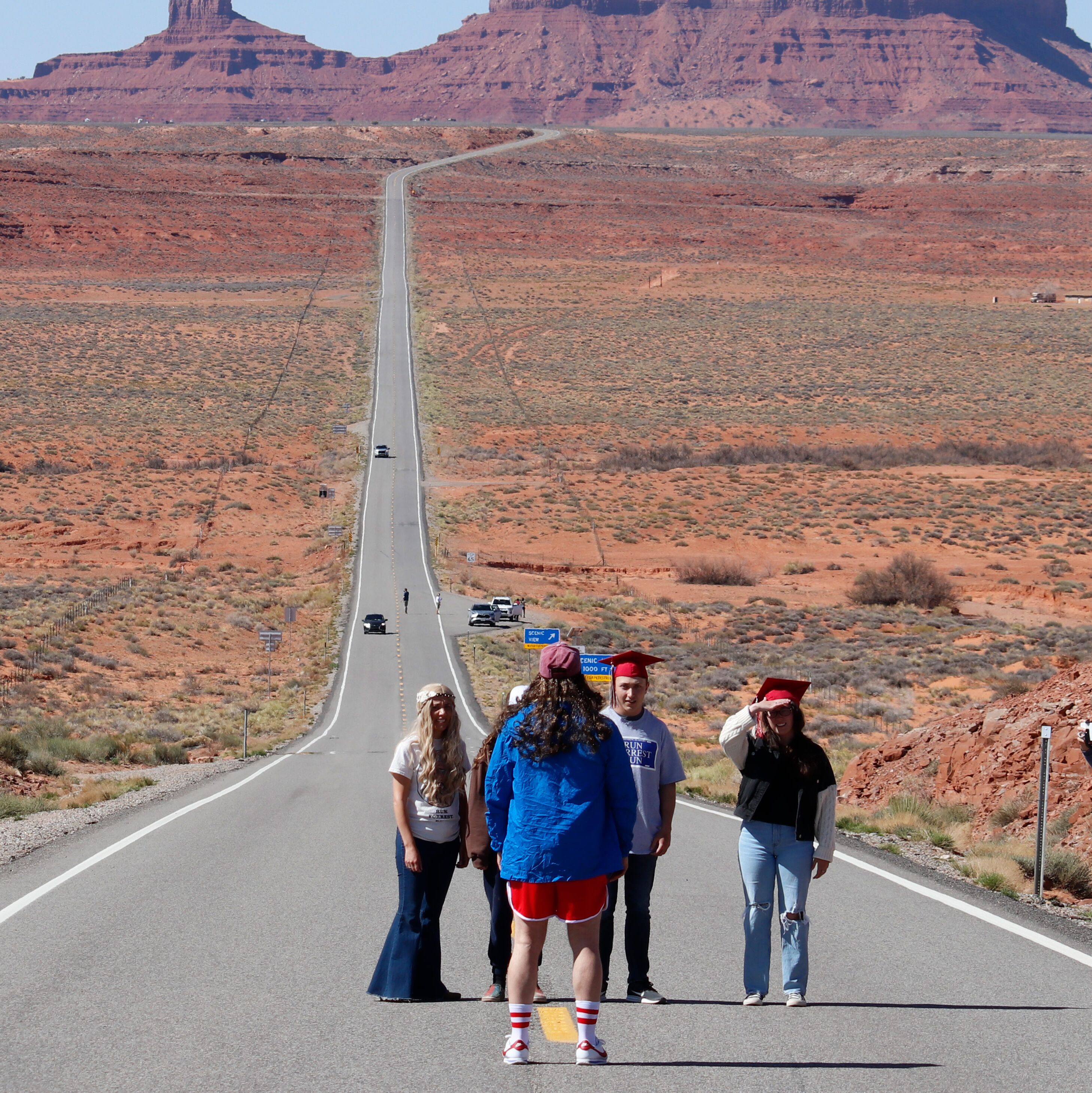 Eine Gruppe von Jugendlichen spielt im Monument Valley eine Szene aus dem Film Forrest Gump nach