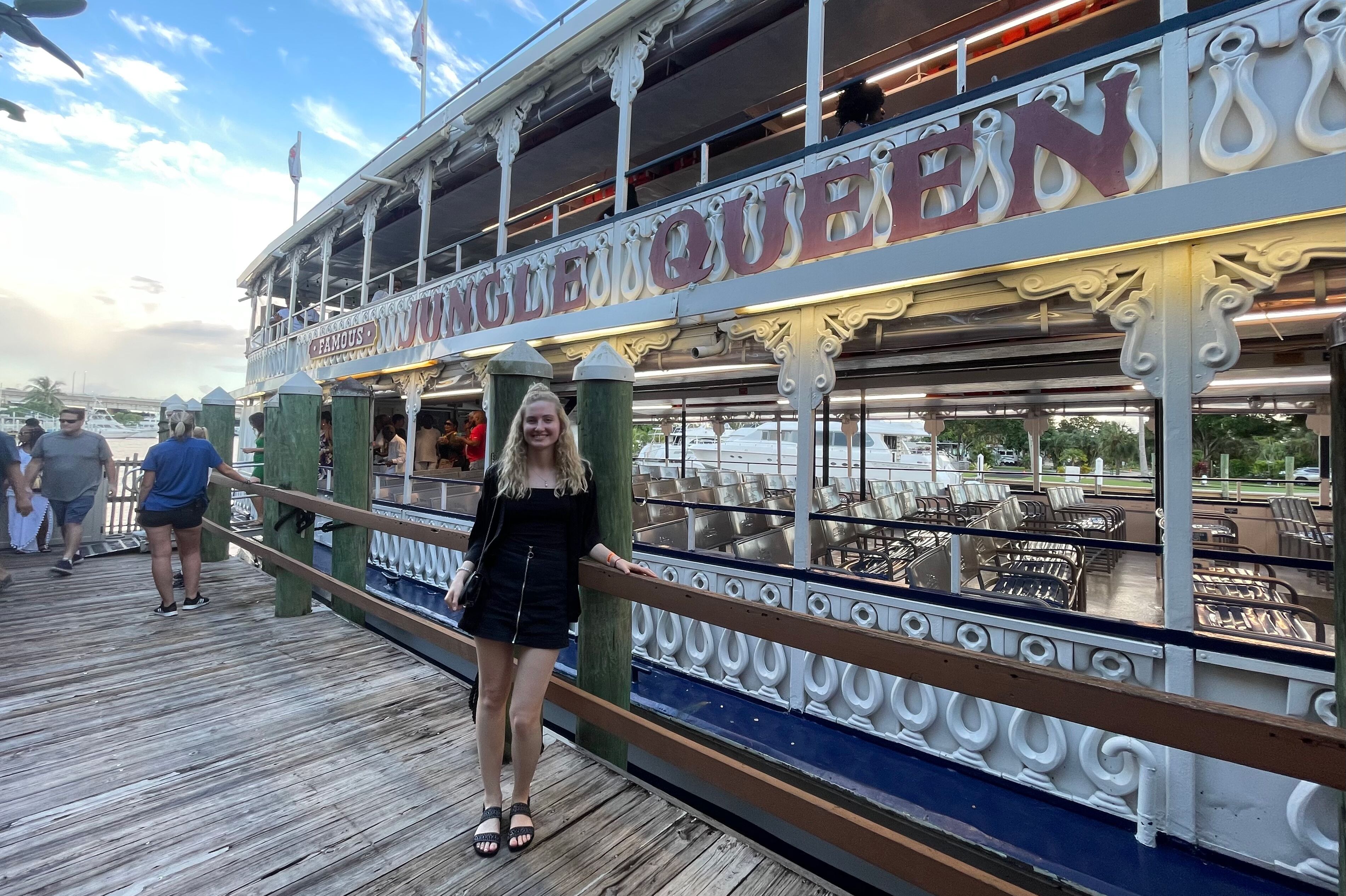 Alexandra Wirsum vor dem Jungle-Queen-Schiff in Fort Lauderdale