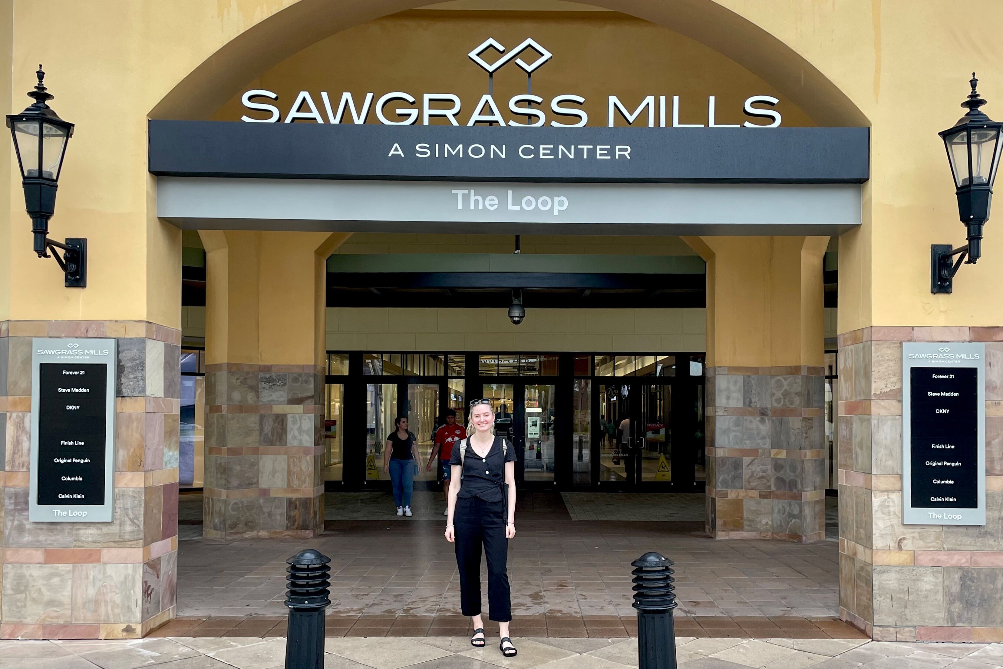 Alexandra Wirsum vor den Sawgrass Mills in Fort Lauderdale