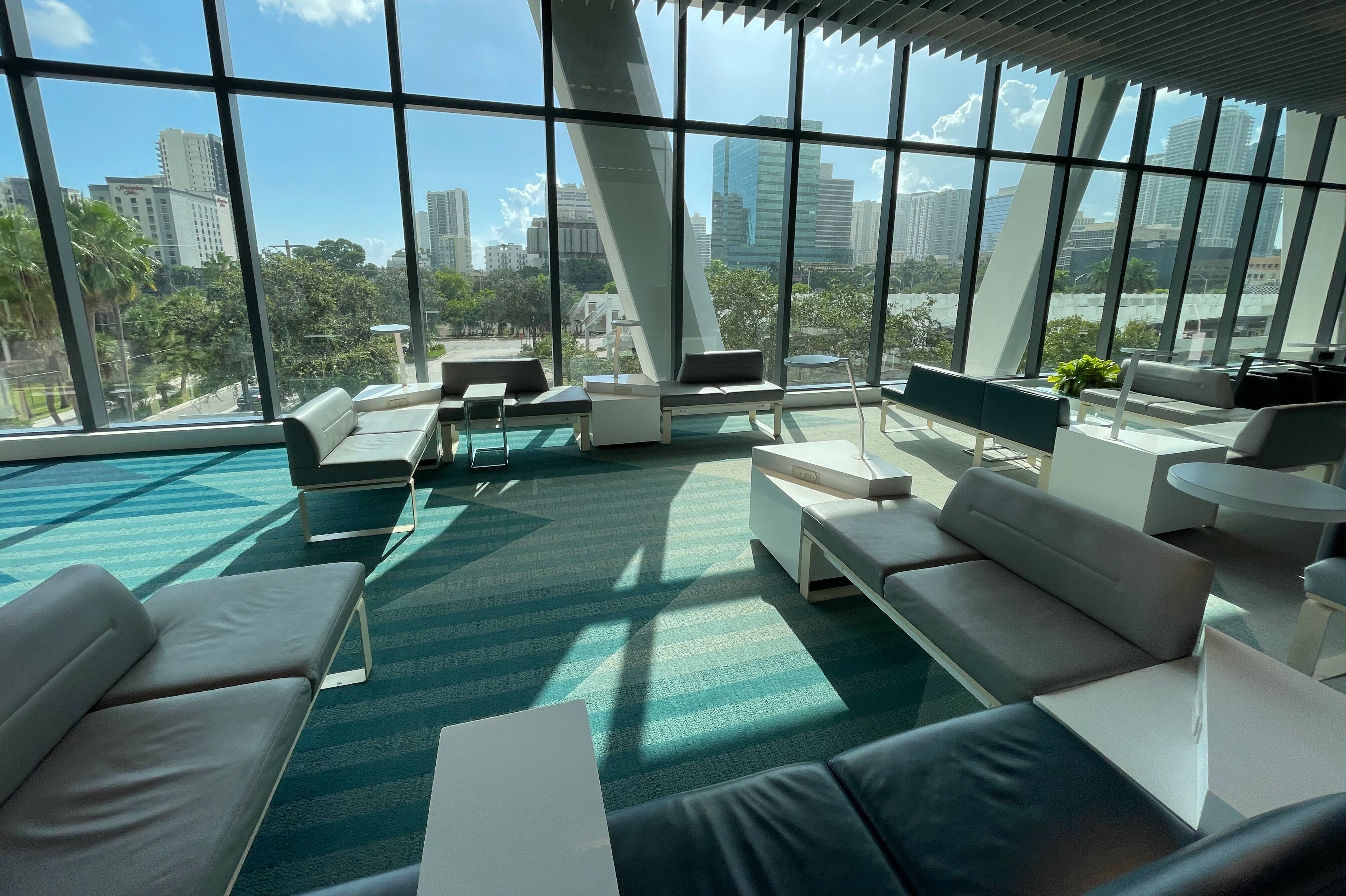 Lounge in der Brightline Station, Fort Lauderdale