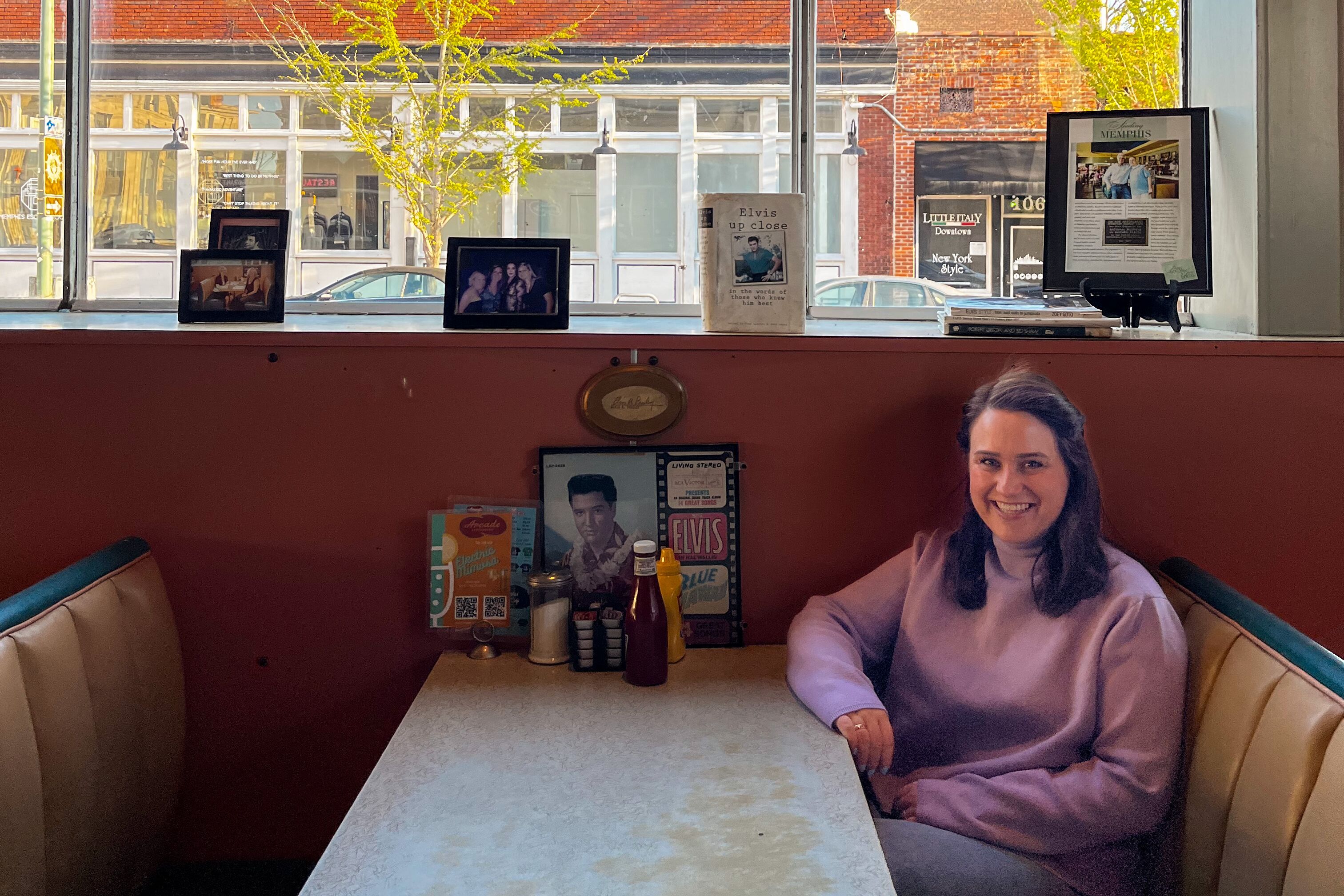 Arcade Retaurant Memphis mit Poster von Elvis Presley am Tisch