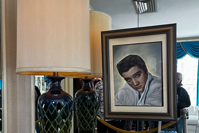 Wohnzimmer von Elvis Presley im Museum Graceland in Tennessee ekunden