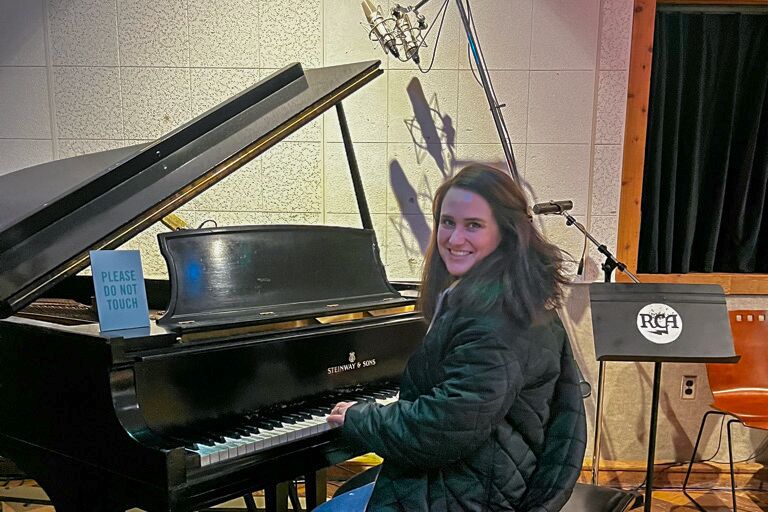 Sabrina am Elvis Piano im RCA Studio B in Tennessee