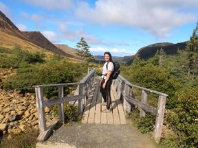 Sarina Keil auf dem Tablelands Trail im Gros Morne Nationalpark