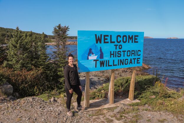 Sarina Keil steht vor dem Twillingate Sign Sarina Keil steht vor dem Twillingate Sign