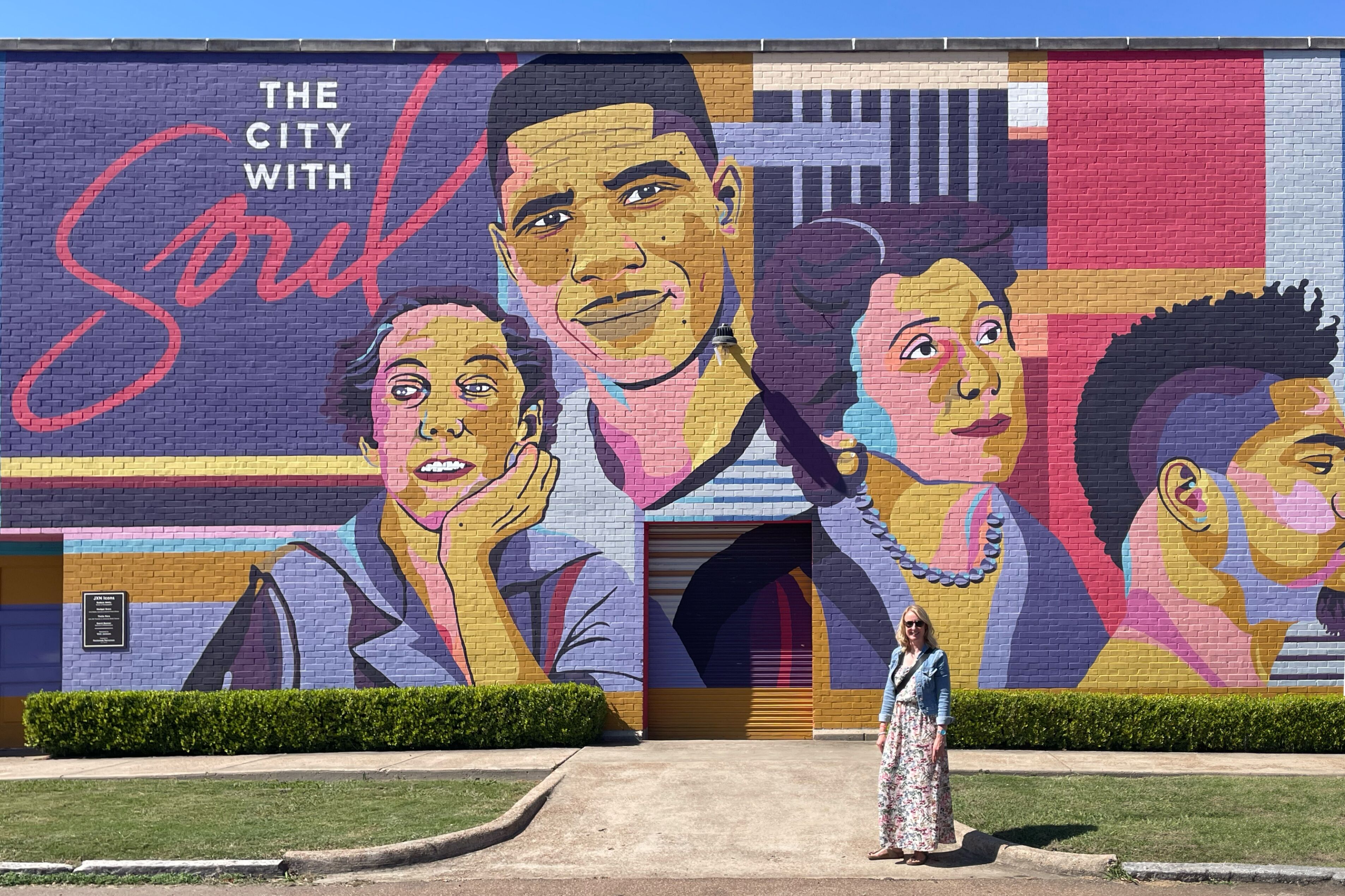 Anngret vor einem farbenfrohen Mural in Jackson