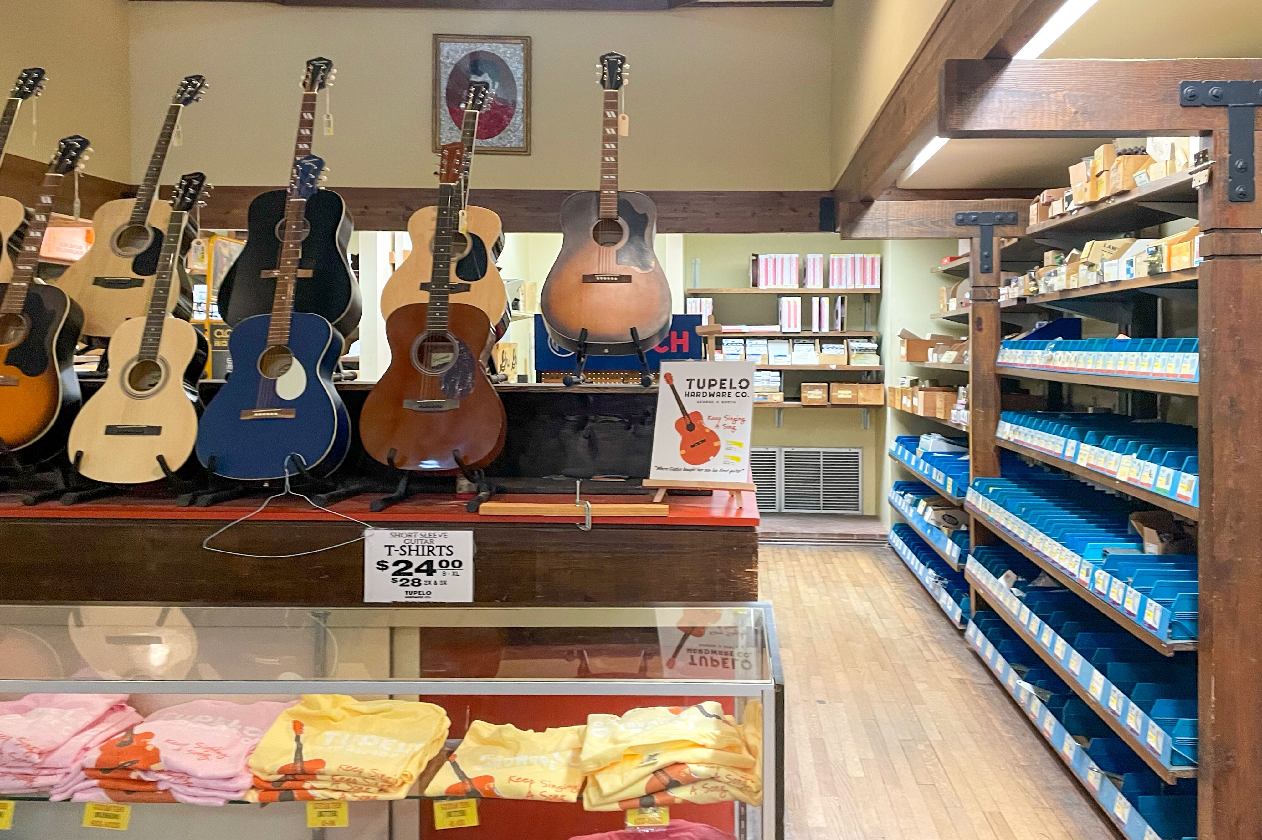 Gitarren im Hardware Store in Tupelo