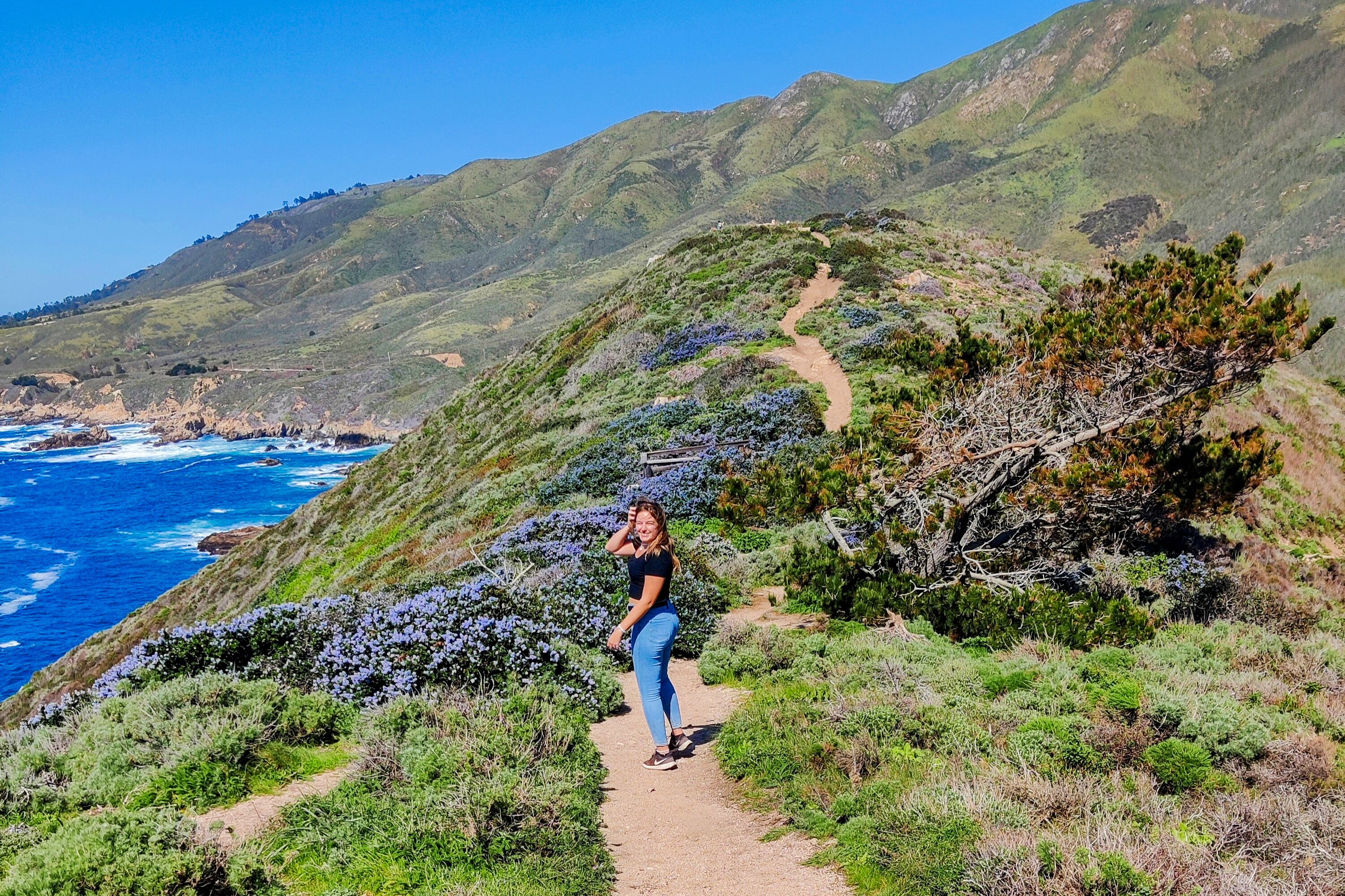 Annika an der Küste von Big Sur