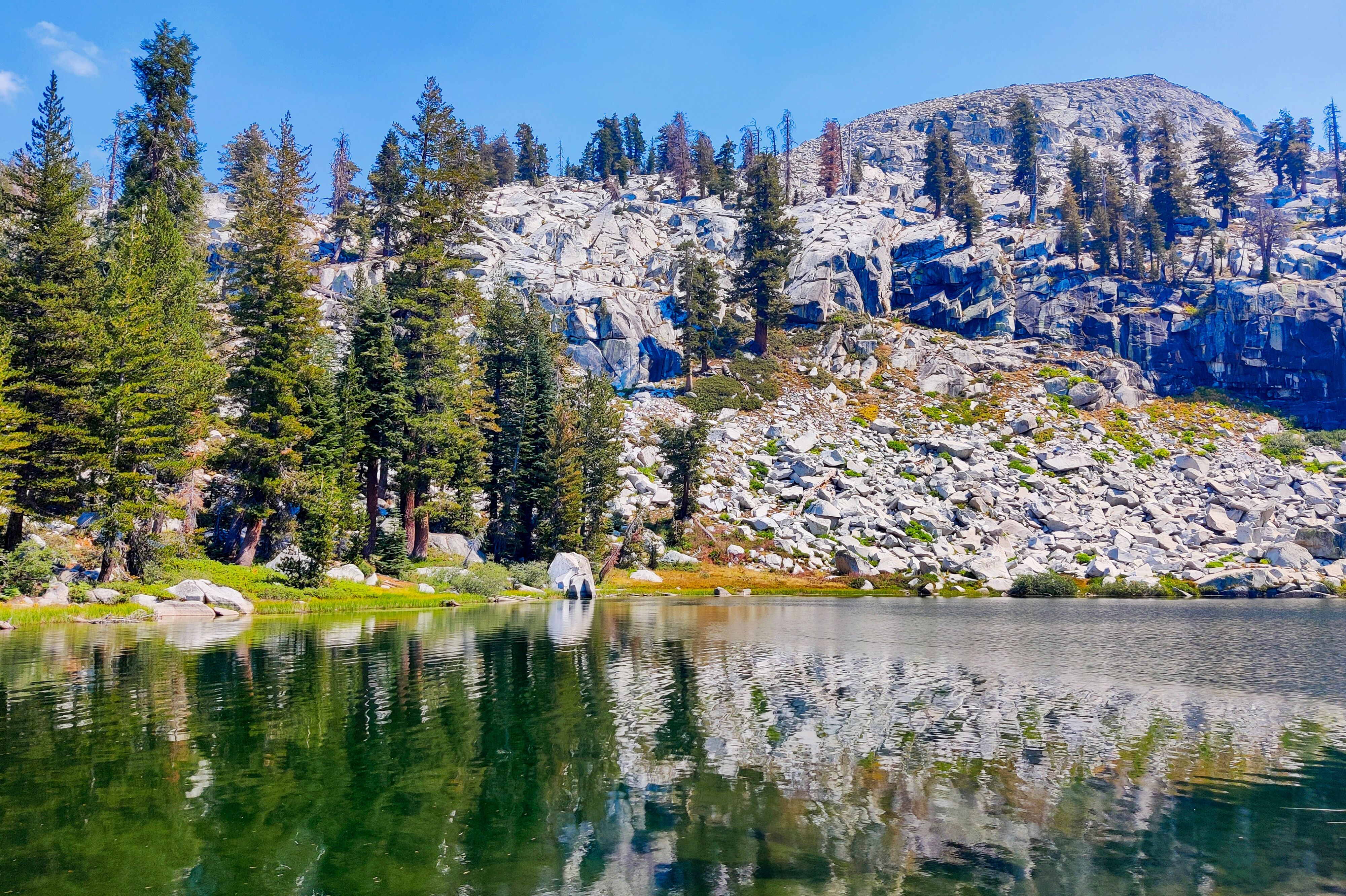 Der idyllische Heather Lake im Sequoia-Nationalpark