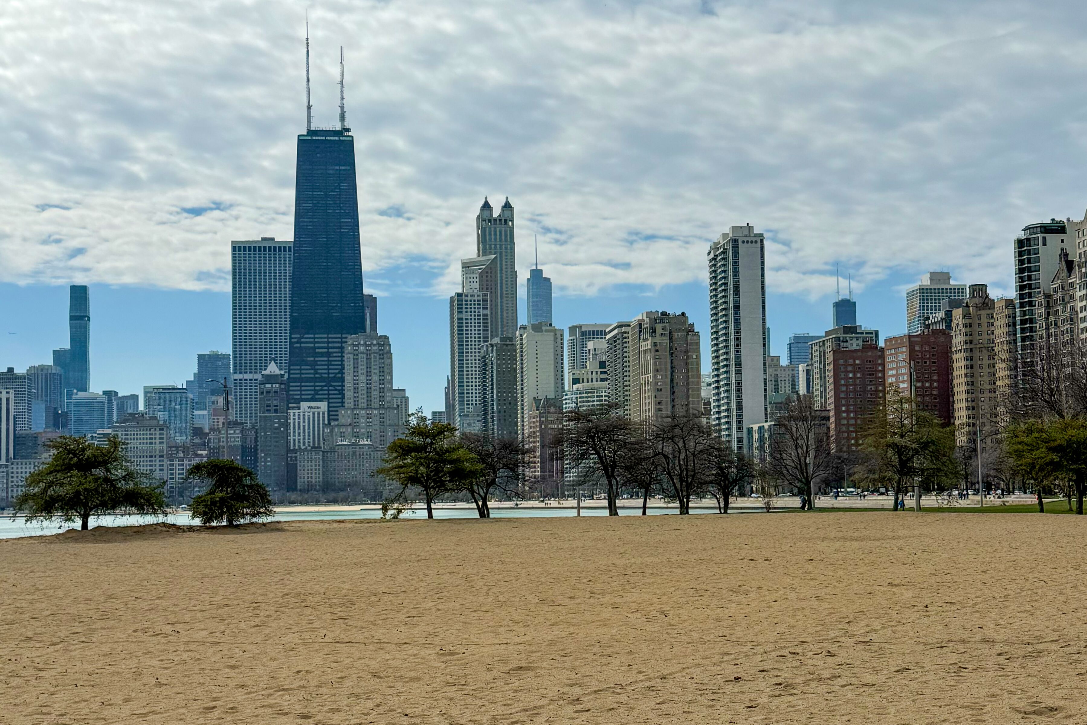 Blick vom Oak Street Beach auf Chicagos atemberaubende Skyline