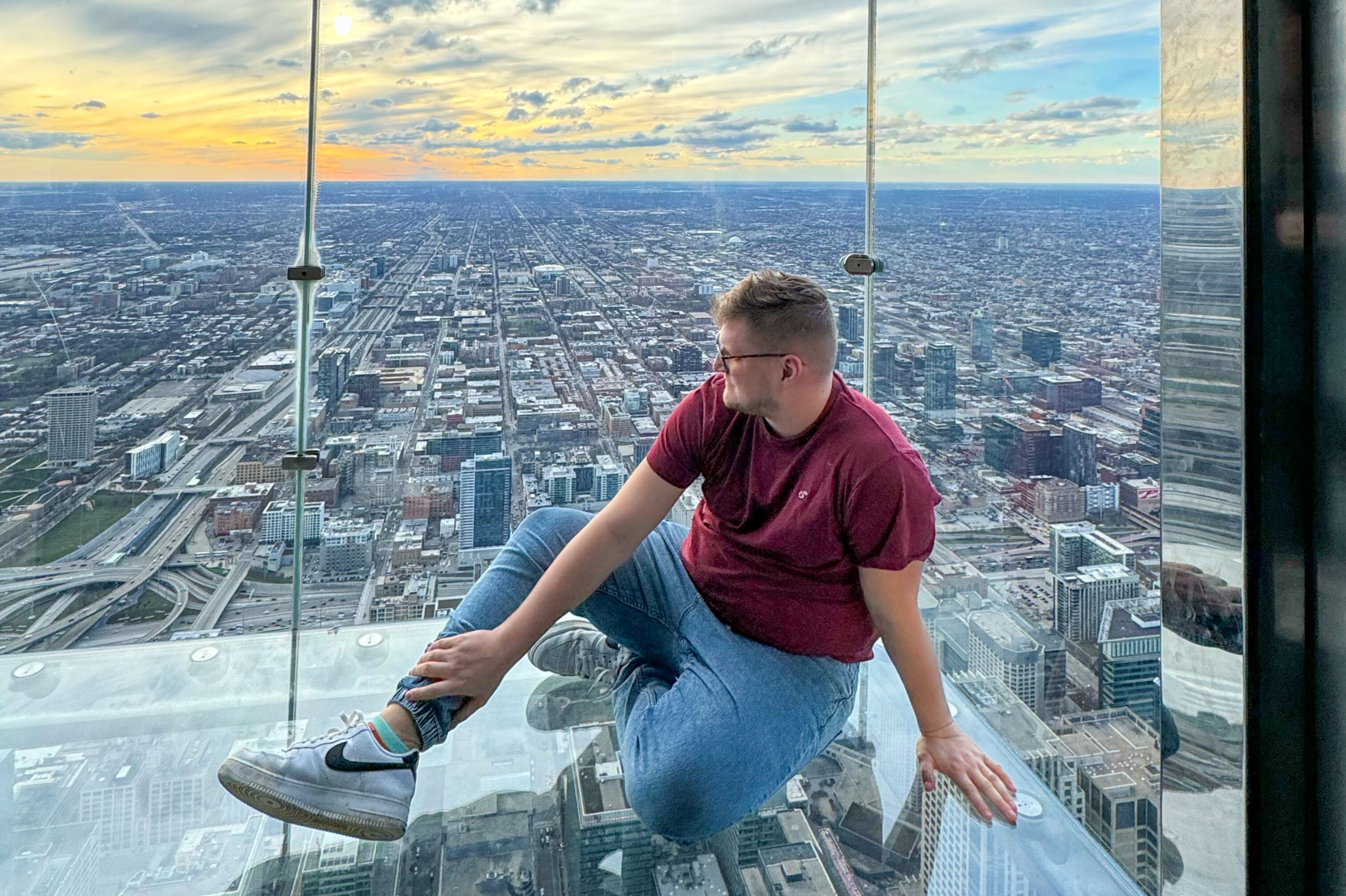 Cedric genießt die Aussicht vom Skydeck Chicago